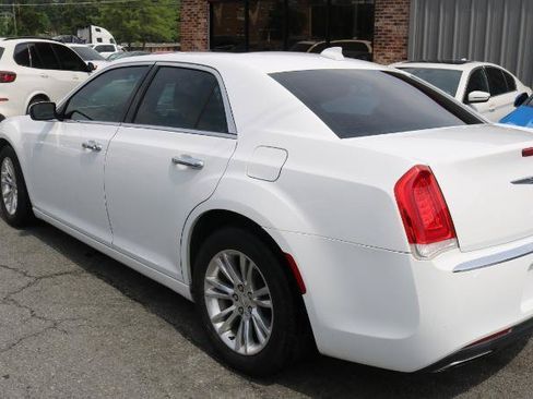Used 2017 Chrysler 300 C RWD image 5