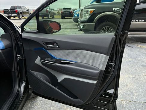 Used 2019 Toyota C-HR XLE FWD image 29