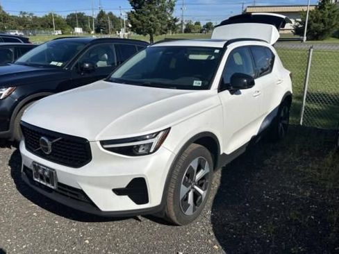 Used 2024 Volvo XC40 B5 Core AWD/4WD image 2