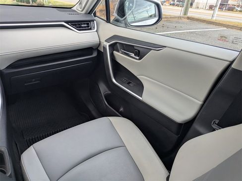 Used 2023 Toyota RAV4 XLE Premium image 16