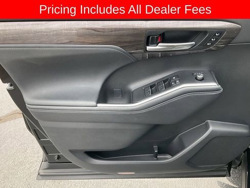 Used 2024 Toyota Highlander Limited AWD/4WD image 3