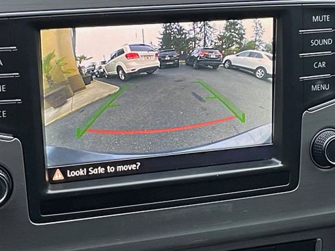 Used 2016 Volkswagen Golf S image 37