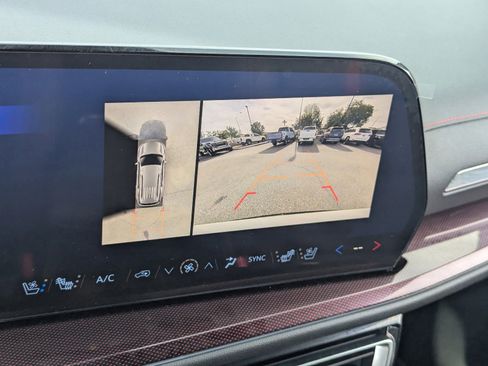 Used 2025 Chevrolet Traverse RS image 28