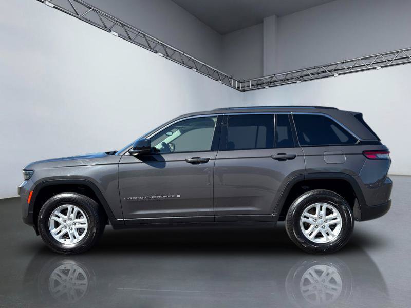 Used 2023 Jeep Grand Cherokee Laredo AWD/4WD image 2