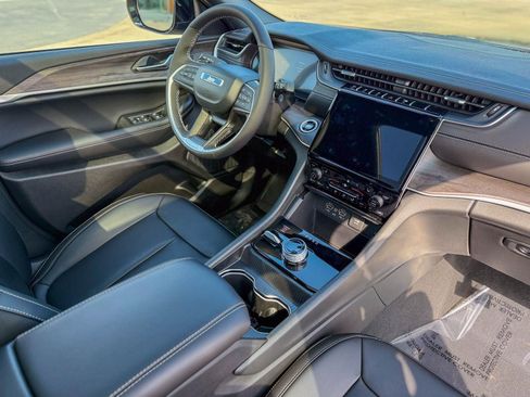 Used 2025 Jeep Grand Cherokee L Limited w/ Black Appearance Package image 5