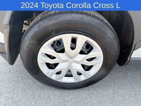 Used 2024 Toyota Corolla Cross L AWD/4WD image 17