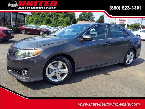 Used 2014 Toyota Camry SE FWD image 1