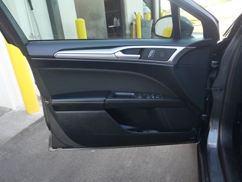 Used 2019 Ford Fusion SE image 16