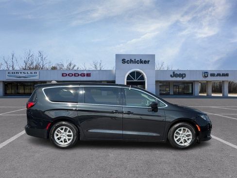 Used 2022 Chrysler Voyager LX FWD image 2