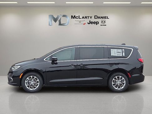 New 2026 Chrysler Pacifica Select image 3