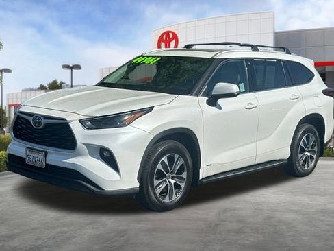 Used 2022 Toyota Highlander XLE image 3