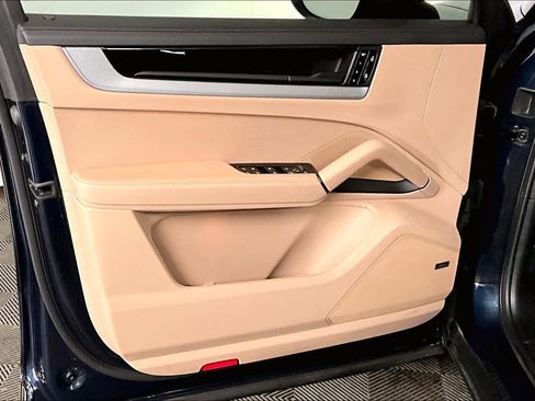Used 2024 Porsche Cayenne image 21