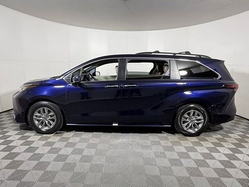 Used 2022 Toyota Sienna XLE FWD image 4