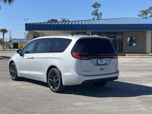 New 2026 Chrysler Pacifica Select w/ S Appearance Package image 3
