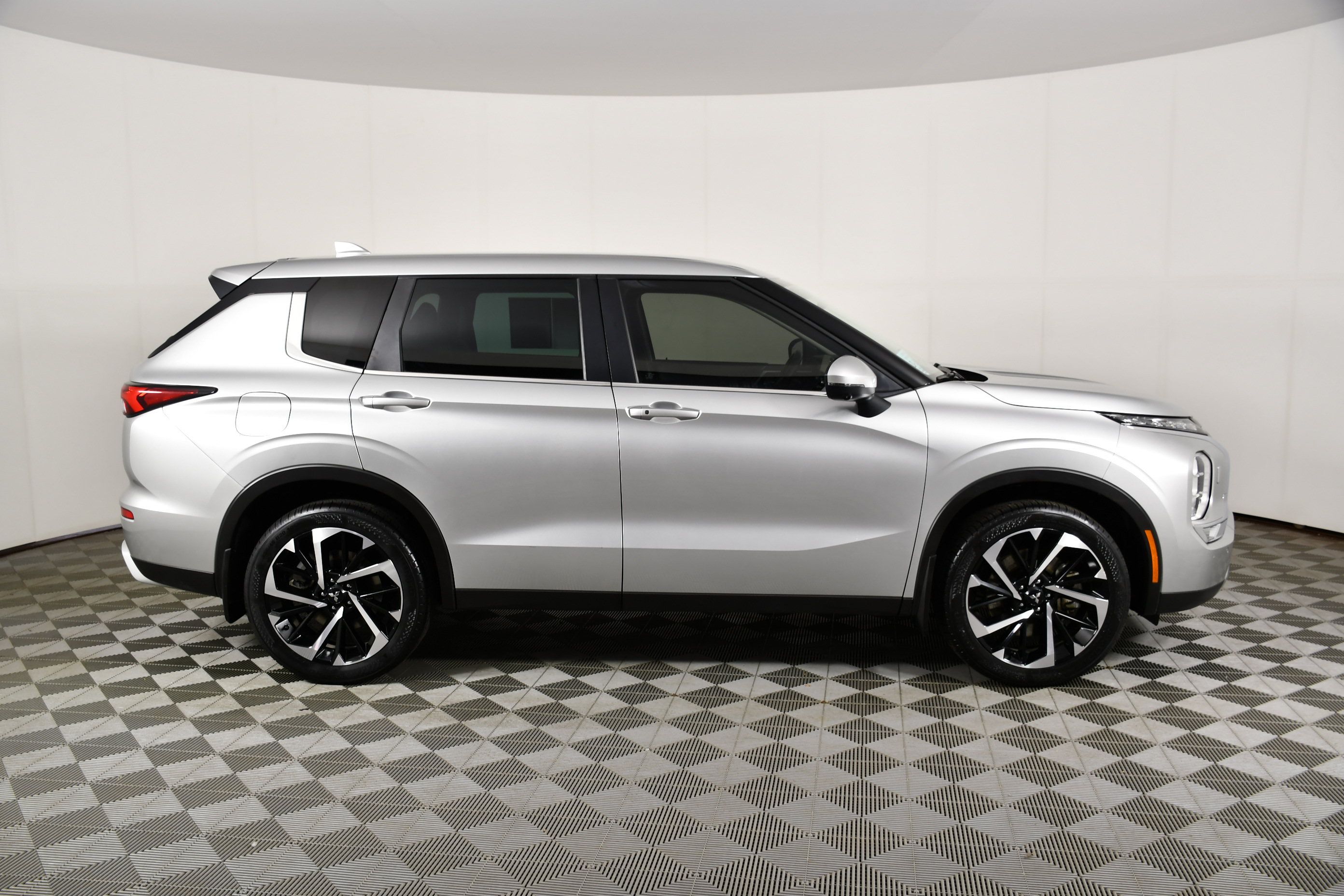 Used 2023 Mitsubishi Outlander SE AWD/4WD image 5