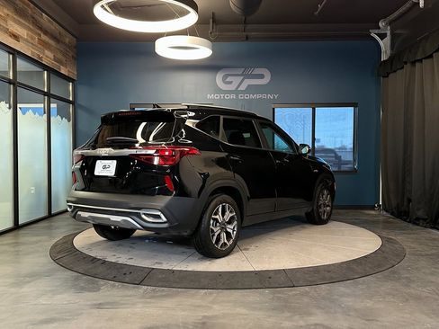 Used 2023 Kia Seltos EX image 3