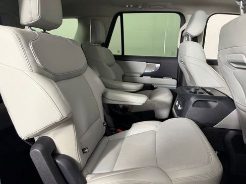 Used 2025 Ford Expedition Platinum AWD/4WD image 34