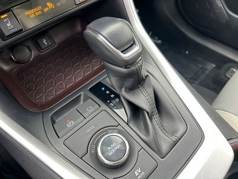 Used 2020 Toyota RAV4 Limited image 16