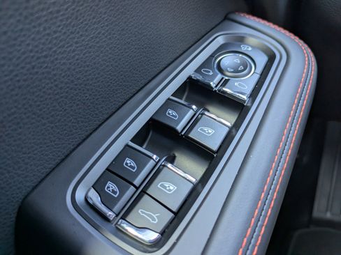 Used 2024 Porsche Macan image 22