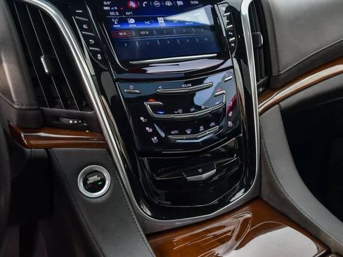 Used 2020 Cadillac Escalade Luxury image 24