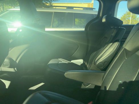 Used 2025 Chrysler Pacifica Select image 9