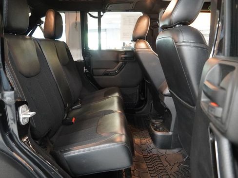 Used 2017 Jeep Wrangler Unlimited Sahara AWD/4WD image 27