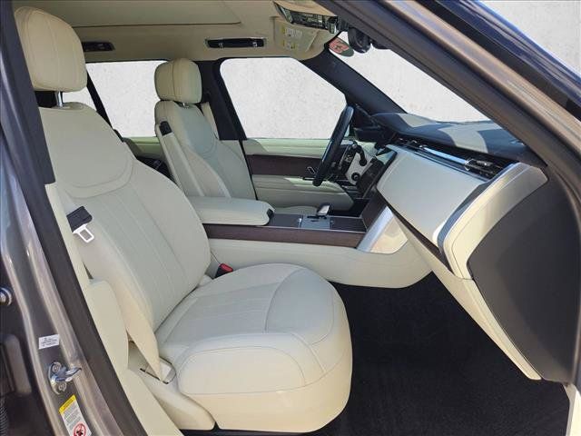 Used 2025 Land Rover Range Rover SE AWD/4WD image 18