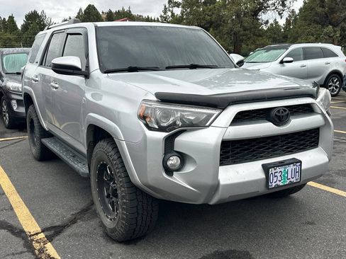 Used 2019 Toyota 4Runner SR5 AWD/4WD image 2