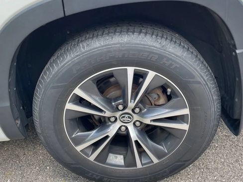 Used 2016 Toyota Highlander XLE AWD/4WD image 18