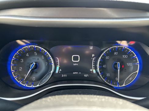Used 2024 Chrysler Pacifica Touring-L FWD image 11
