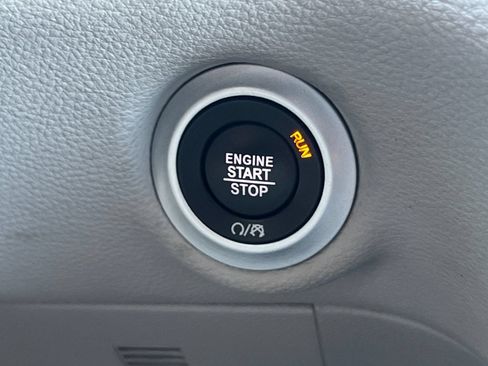 Used 2024 Chrysler Pacifica Limited FWD image 28