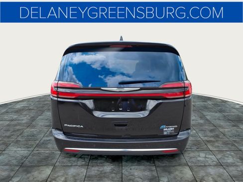 Used 2024 Chrysler Pacifica Limited FWD image 4