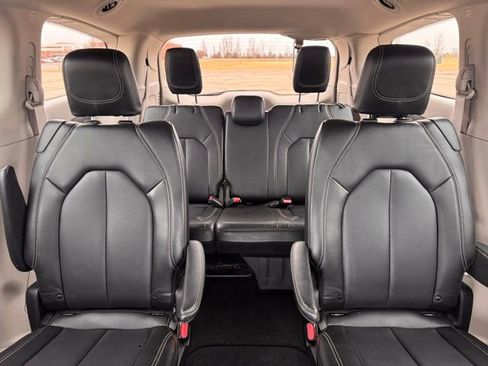 Used 2023 Chrysler Pacifica Touring-L image 24