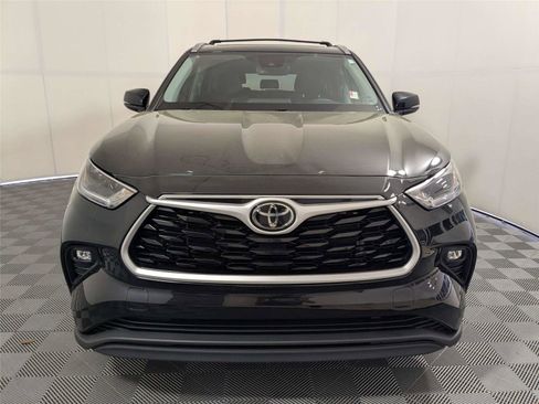 Used 2021 Toyota Highlander XLE image 3