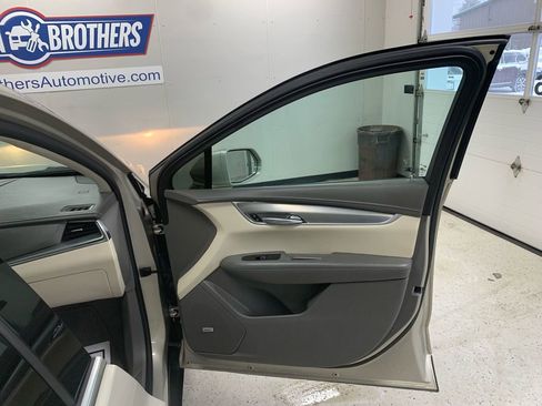 Used 2017 Cadillac XT5 Luxury image 30