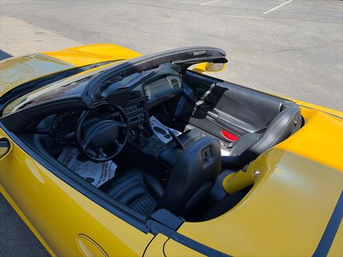 Used 2001 Chevrolet Corvette Convertible w/ Preferred Equipment Group2 image 13