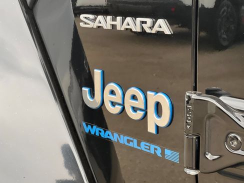 Used 2023 Jeep Wrangler Unlimited Sahara AWD/4WD image 39