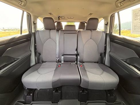 Used 2022 Toyota Highlander LE image 28