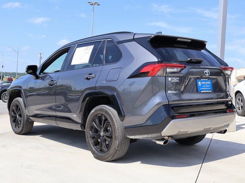 Used 2024 Toyota RAV4 SE image 3