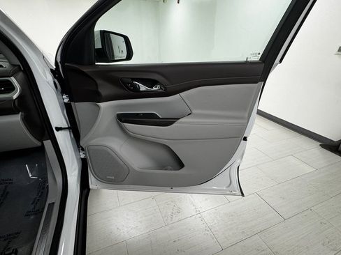 Used 2023 GMC Acadia SLT image 14