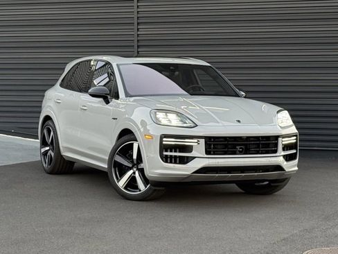 New 2025 Porsche Cayenne Turbo image 9