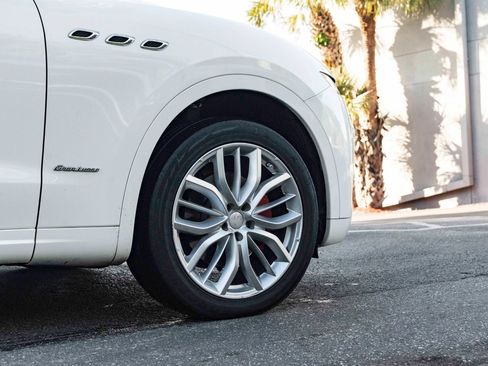 Used 2019 Maserati Levante GranLusso AWD/4WD image 10