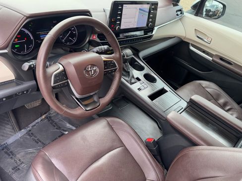 Certified 2022 Toyota Sienna Platinum image 18