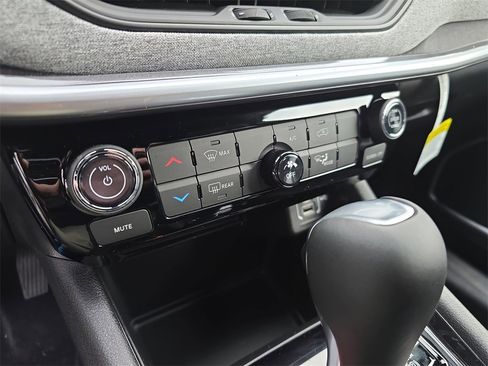 New 2026 Jeep Compass Latitude image 21