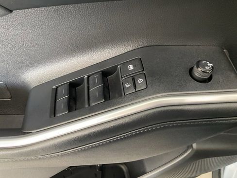 Used 2022 Toyota Highlander XLE image 6