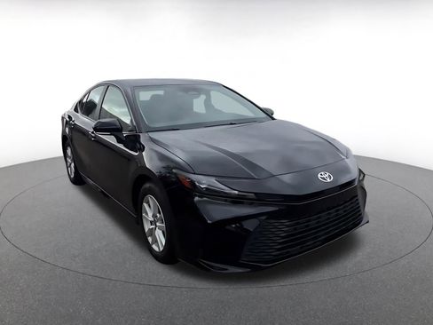 Used 2025 Toyota Camry LE image 3