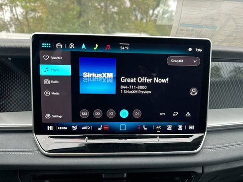 New 2025 Volkswagen Tiguan SE image 40