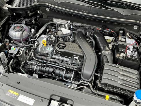 New 2025 Volkswagen Taos SE FWD image 17