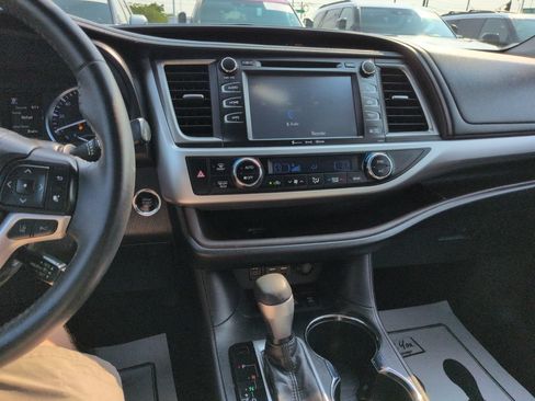 Used 2019 Toyota Highlander XLE w/ Carpet Mat Package (TMS) AWD/4WD image 17