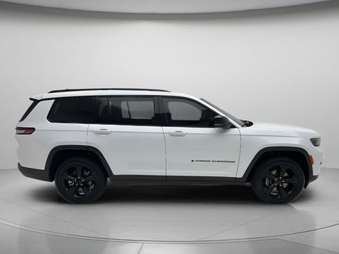 Used 2023 Jeep Grand Cherokee L Laredo AWD/4WD image 2
